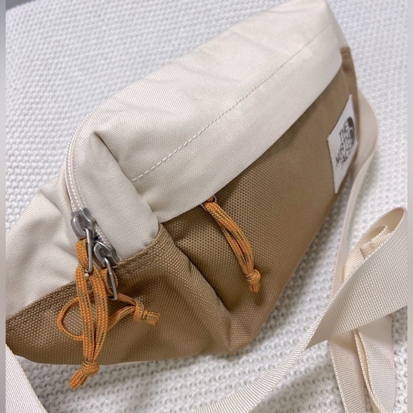 The North Face Belt Bag Versatile and Durable - Picture 4 of 14